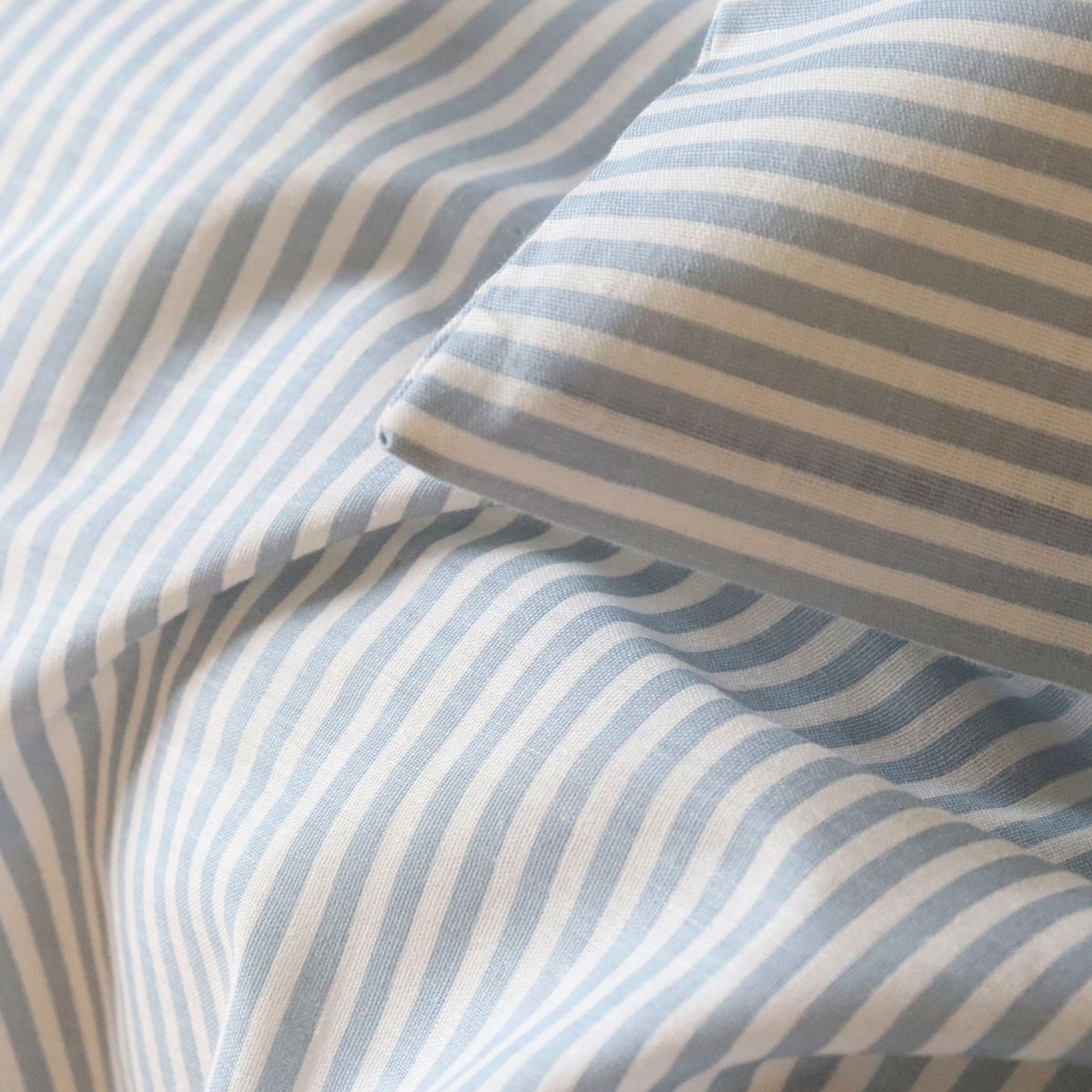 nuuroo By Mats - Baby sengetøj Lagen Blue Pin Stripe